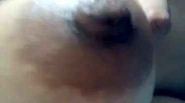 Gadis Imut Menikmati Sentuhan Lembut Goyang Kasur